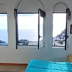 Vista Mare E Isola Apartment *